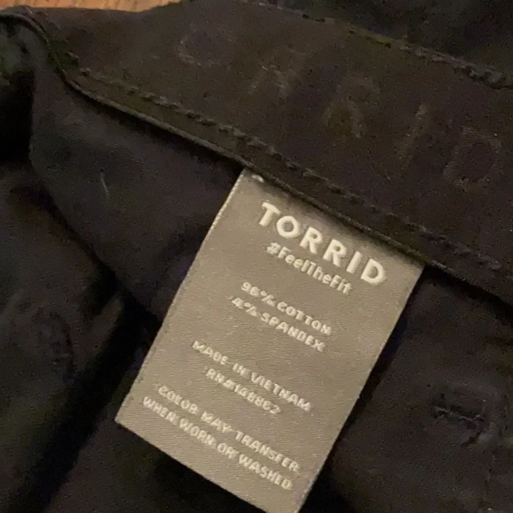 Torrid Women's Black Jeans Feel the Fit Jogger w/zippers at hem EUC Size 18